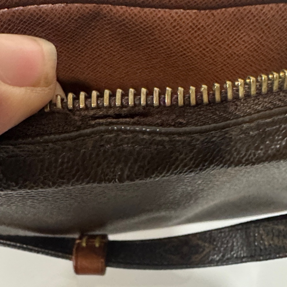 Louis Vuitton Pochette Marley Bandoulière – Monogram - tear near zipper & strap - Picture 9 of 15